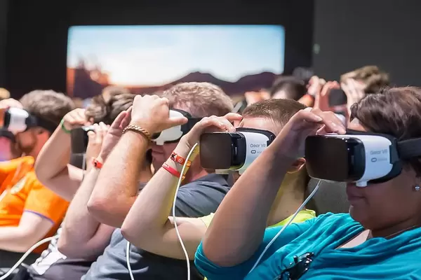 Gamer zusammen in der virtual reality Videospielwelt