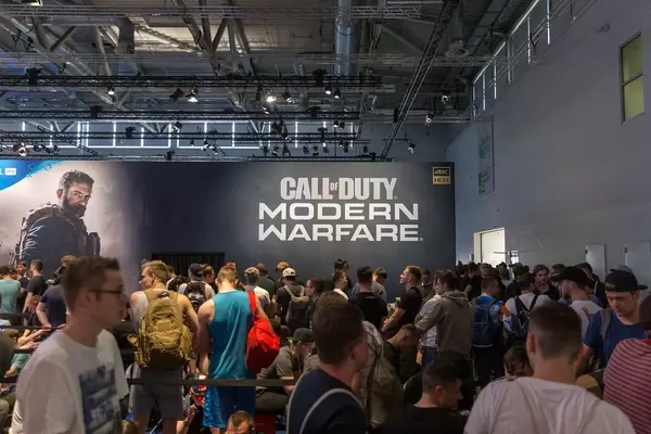 Games fair: Gamescom visitors in front of Activision's Ego-shooter Call of Duty Modern Warfare stand
