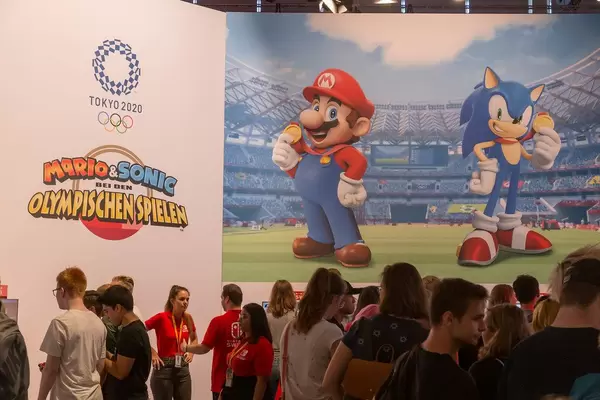 Games fair visitors at the Nintendo booth: Mario & Sonic at the Olympic Games Tokyo 2020