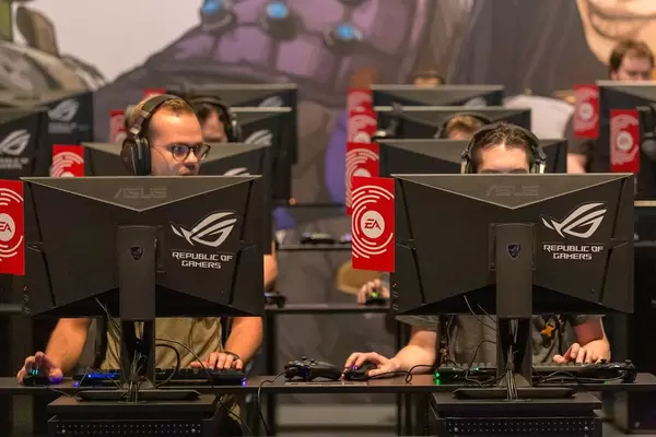 Gamescom-Besucher an der EA Spielstation mit Republic of Gamers High-End-Notebooks von Asus