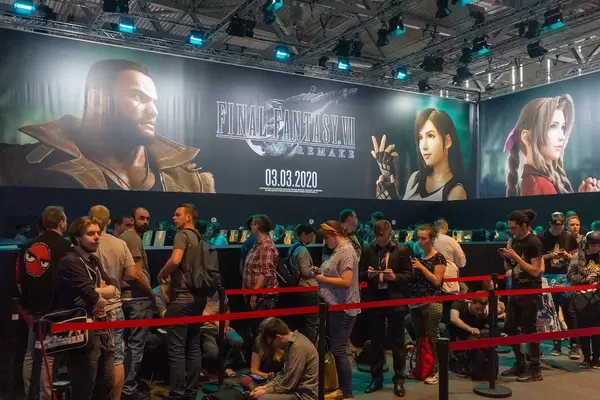 Gamescom-Besucher stehen Schlange für Final Fantasy VII Remake