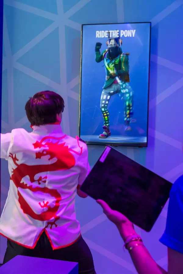 Gamescom-Besucher testet das VR-Rhythmusspiel Beat Saber mit der Oculus Rift - Beat Saber und macht den Ride the Pony - Move