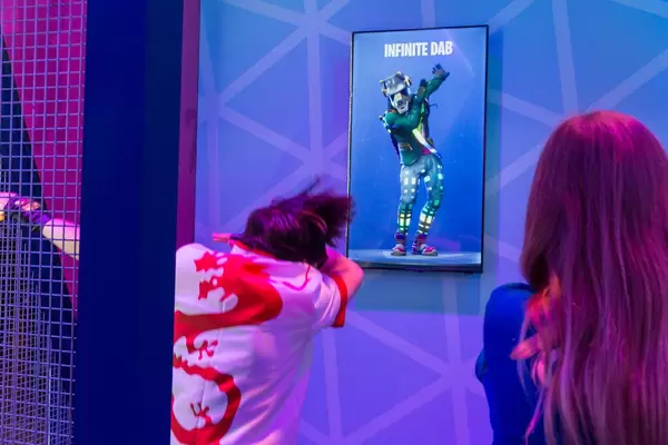 Gamescom-Besucher testet die Virtual Reality Brille Oculus Rift - Beat Saber und macht den Infinite Dab