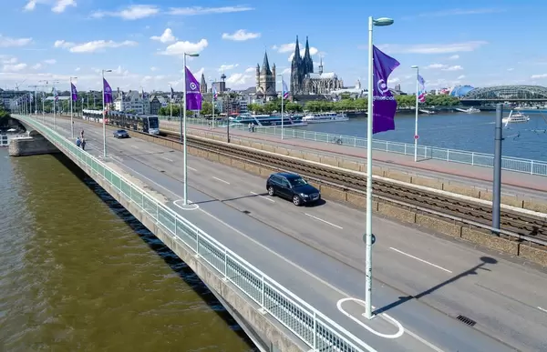 Gamescom-Fahnen auf der Deutzer Brücke