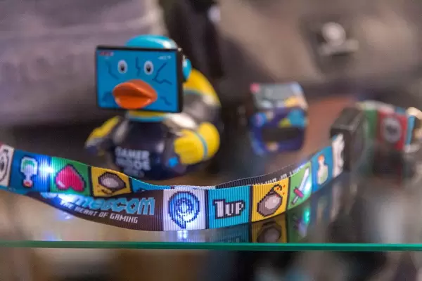 Gamescom Merchandise: Quietscheente und Schlüsselband mit bekannten Symbolen von SuperMario und Zelda