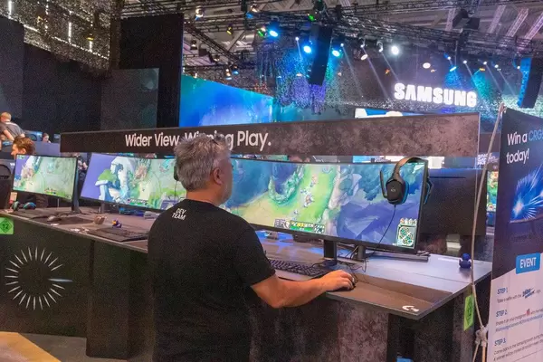 Gamescom-Messebesucher testet den Samsung CRG9 49 Zoll Gamingbildschirm, mit gekrümmtem und ultraweitem Bildseitenverhältnis