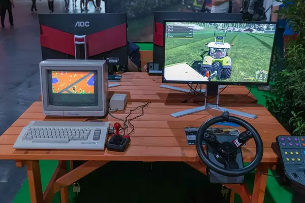 Gamescom Retro-Vergleich: Farming Simulator auf einem alten Commodore-PC mit Joystick und der neue Landwirtschaftssimulator mit Lenkrad