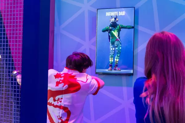 Gamescom visitor tests the virtual reality glasses Oculus Rift - Beat Saber and makes the Infinite Dab