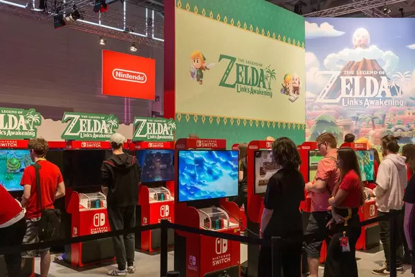 Gamescom visitors play the trend game The Legend of Zelda - Link'S Awakening on Nintendo Switch