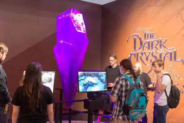 Gamescombesucher testen das Adventure-Computerspiel der gleichnamigen Serie The Dark Crystal: Age of Resistance