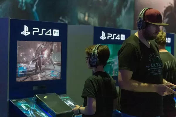 Gamescombesucher testen Neuerscheinungen der Videospielbranche auf der PS4 Pro / PlayStation 4 Pro