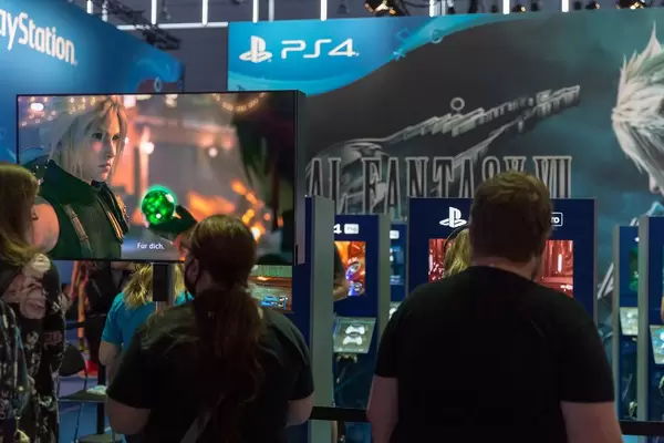Gamescombesucher und Spielenerds spielen das Remake von Final Fantasy VII auf der PS4