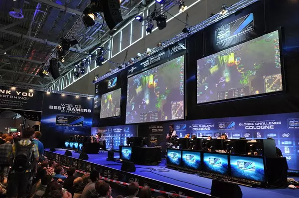 Gaming event and show match of Starcraft 3 during a German games fair