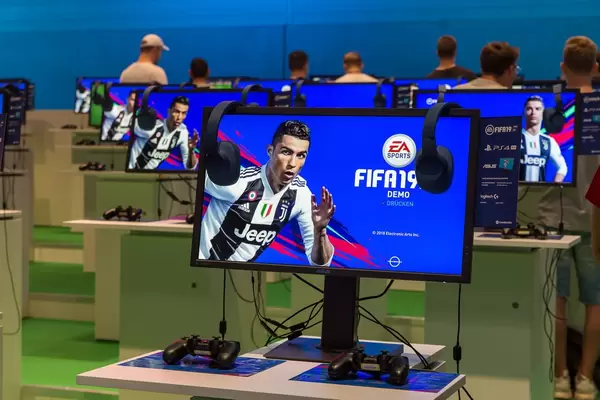 Gaming-PCs mit FIFA19 Demo. FIFA zum Anspielen