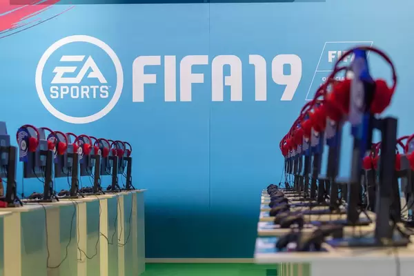 Gaming PCs mit roten Kopfhörern am Messestand von EA FIFA19