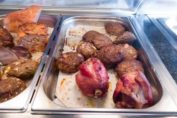 Ganze Grillhaxen und heiße Frikadellen in der heißen Theke