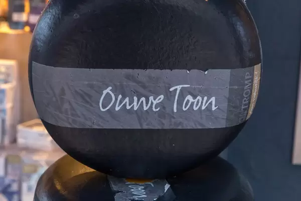 Ganzer Laib Ouwe Toon, holländischem Käse mit schwarzer Käserinde