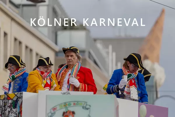 Gardisten in bunten Trachten beim Umtrunk auf einem Festwagen während des Rosenmontagszug beim Kölner Karneval