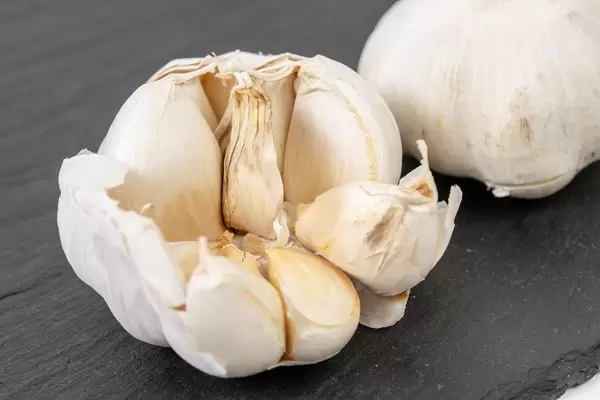 Garlic on the black stone tray (Flip 2019)
