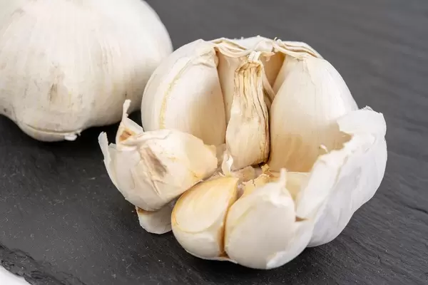 Garlic on the black stone tray