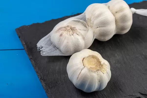 Garlic pack on the black Stone Tray