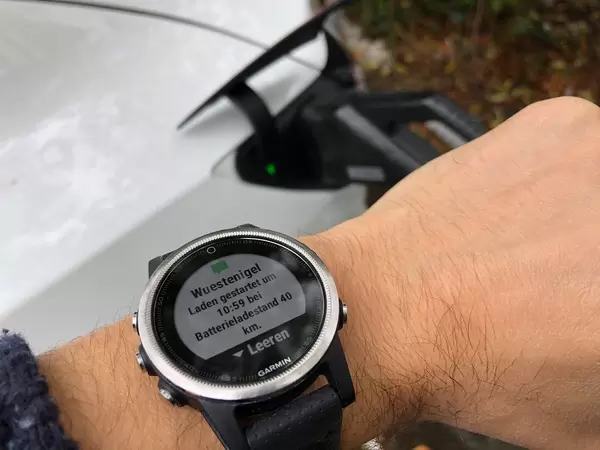 Garmin Mitteilung über E-Auto Ladestation - Wuestenigel Laden gestartet