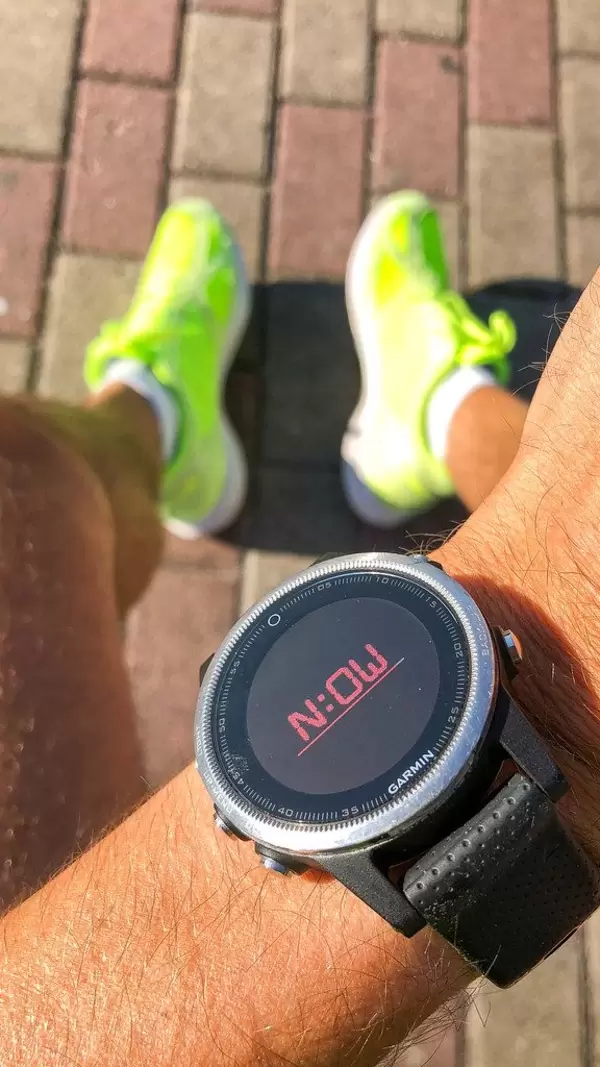 Garmin Smartwatch an einem Männerarm, unterstützt Sportler beim Fitness- und Ausdauersport und hilft Trainingsziele einzuhalten