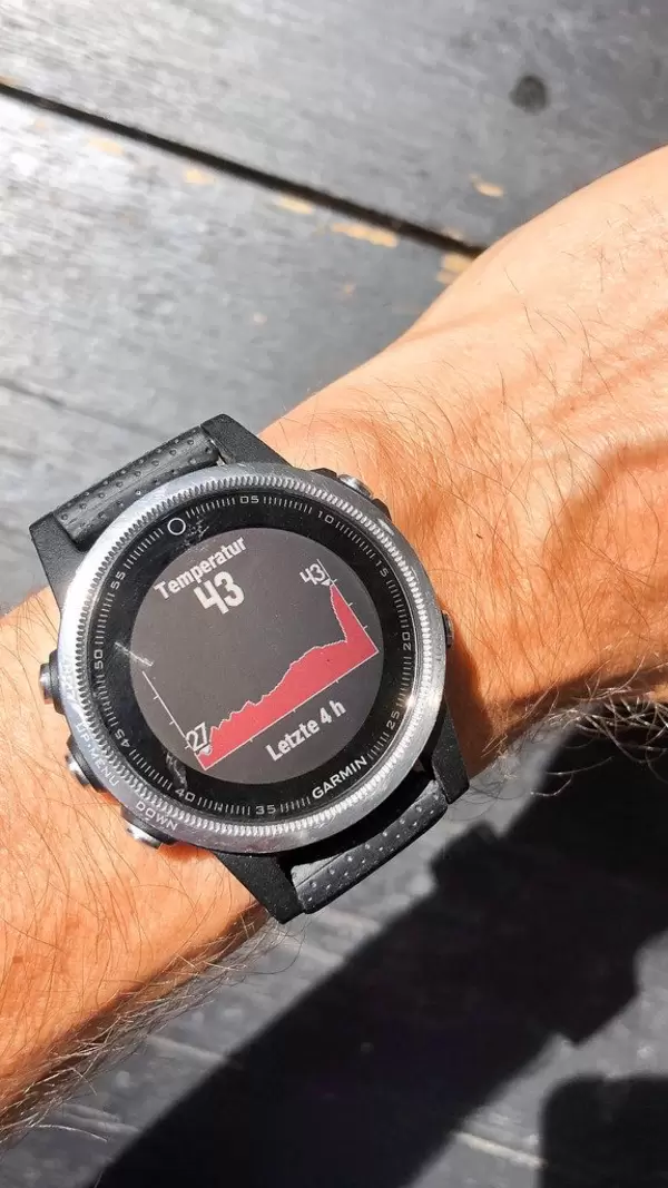 Garmin-Smartwatch an einem Männerarm zeigt mit Temperaturwidget die aktuelle Temperatur an