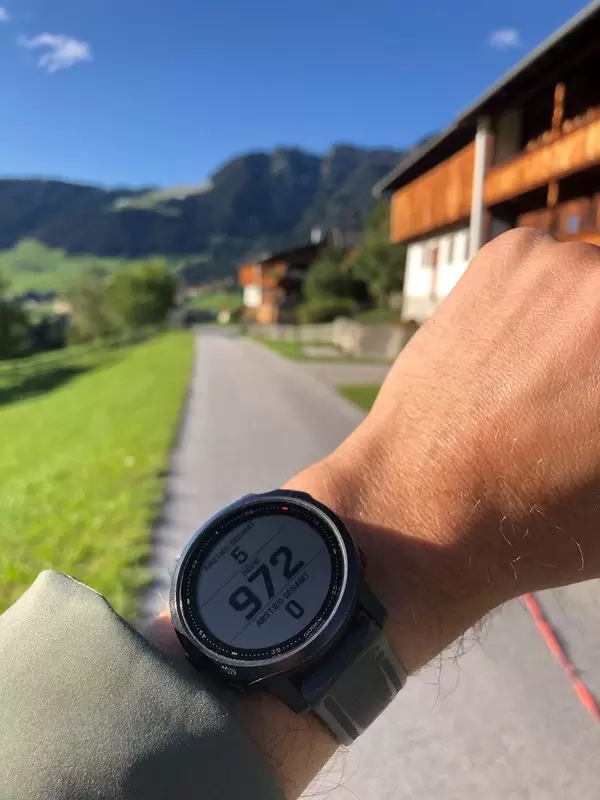 Garmin Smartwatch mit Höhenmesser zeigt Anstieg, Abstieg und Höhe während einer Wanderung