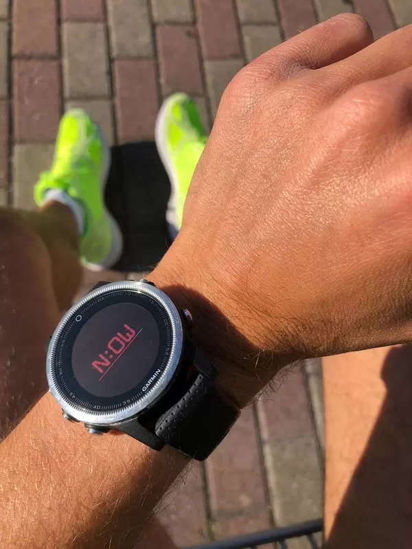 Garmin Smartwatch on a men's arm shows text "Now" to supports athletes with fitness and endurance sports and helps to meet training goals