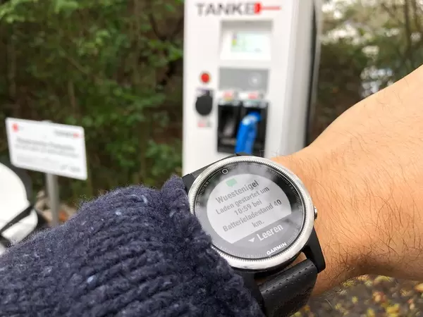 Garmin Uhr zeigt die Nachricht über den Ladezustand des Autos an