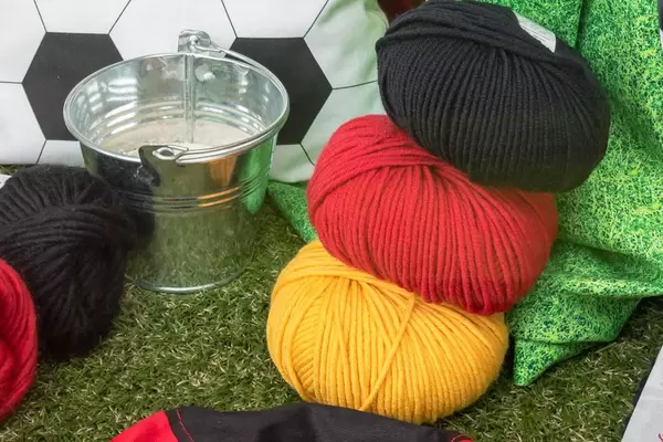 Garne zum Stricken in Schwarz-Rot-Gold