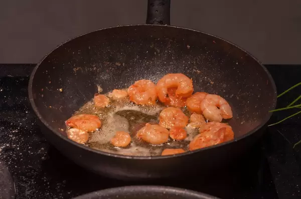 Garnelen werden in der Pfanne angebraten