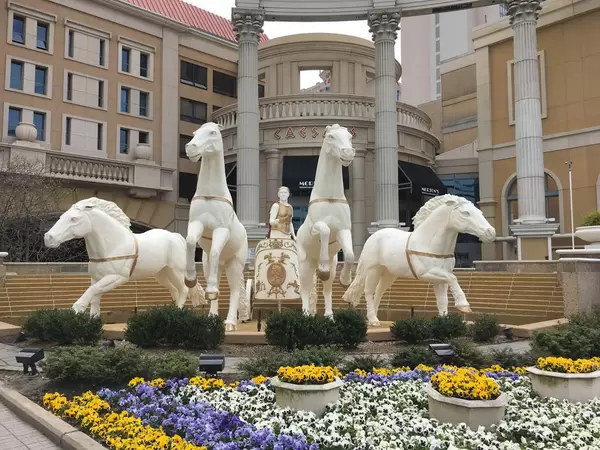Garten mit römischer Pferdekutsche vor dem Caesars Casino Hotel in Atlantic City, USA