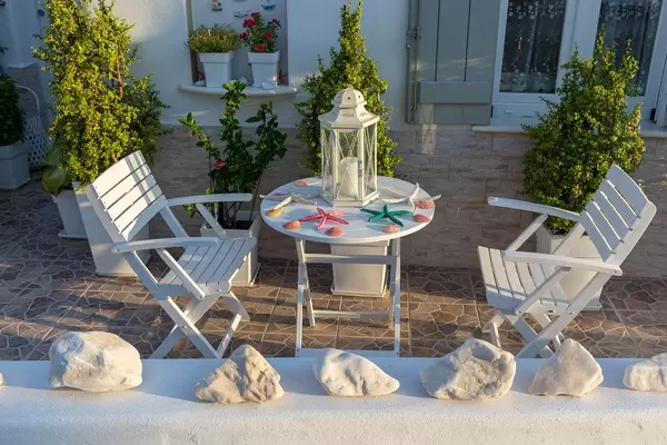 Gartenmöbel mit Seesternen dekoriert, auf der Terrasse eines griechischen Wohnhauses in der Kykladenstadt Naoussa