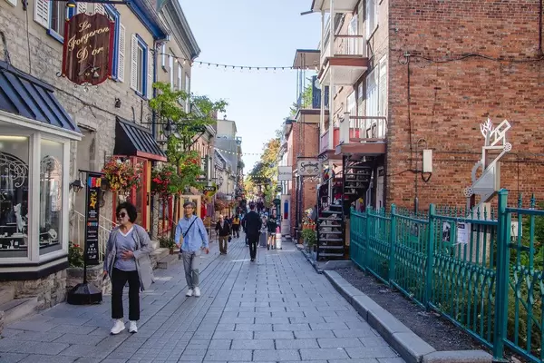 Gasse mit Touristen in der Altstadt