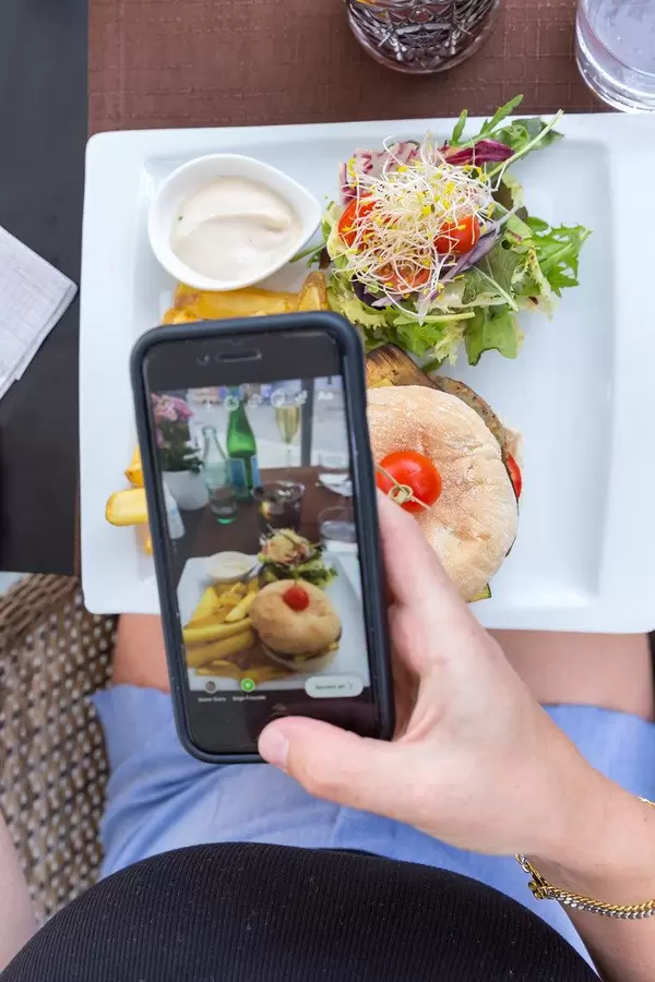 Gast des Q11 Restaurants in Pollença, Mallorca, postet ein Foto eines Veggie-Burgers auf Instagram