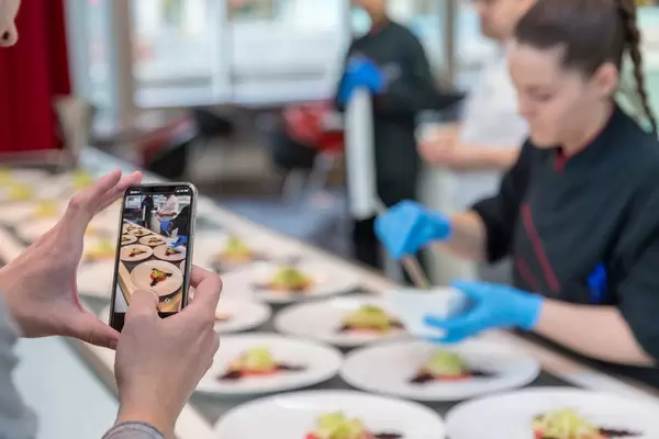 Gast dokumentiert die Zubereitung von Crudo Nicoise im Chino Latino Restaurant