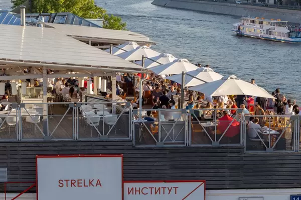 Gäste auf dem Dach des Strelka-Instituts