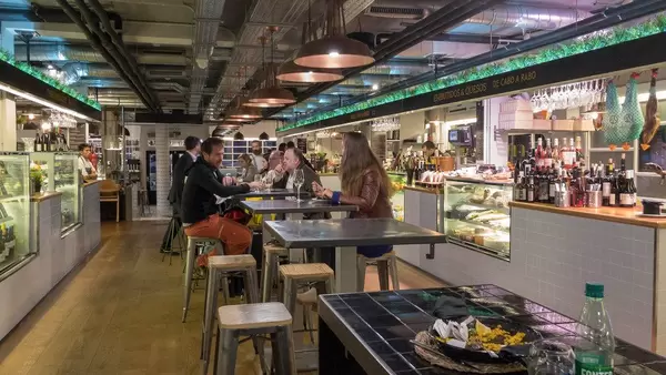 Gäste genießen Gourmetgerichte - Mallorca