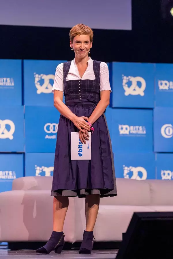 Gastgeberin der Start-up-Konferenz Bits & Pretzels: Britta Weddeling lacht und wird nach dem Obama-Interview geehrt