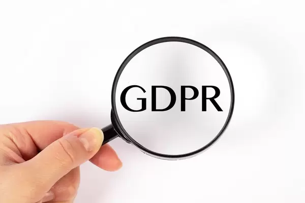 GDPR unter der Lupe auf weißem Hintergrund