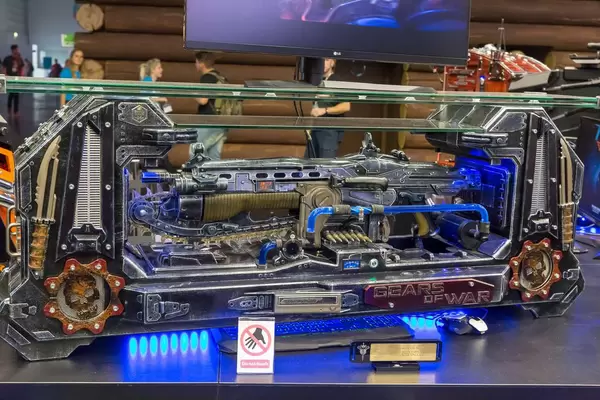 Gears of War Waffen in ausgefeilten Glas-Gehäusen auf der Gamescom