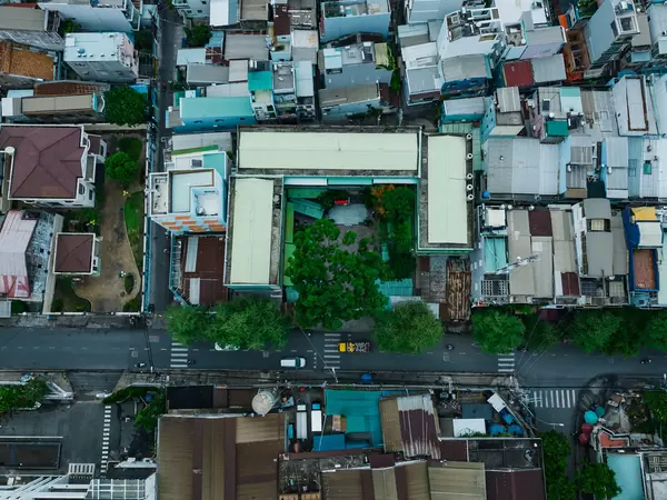 Gebäude, Straßen und Gassen mit Bäumen und Stromleitungen in der Vogelperspektive fotografiert mit einer Drohne in Ho Chi Minh Stadt, Vietnam