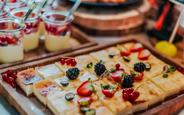 Gebäck mit Hüttenkäse und Beerenfrüchten