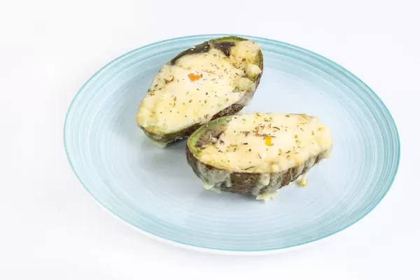 Gebackene Avocado mit Ei und geriebenem Käse