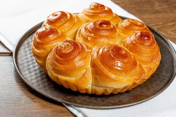 Gebackene hausgemachte Salzbrote / Gebäckschnecken, mit Knoblauch auf einem Backblech