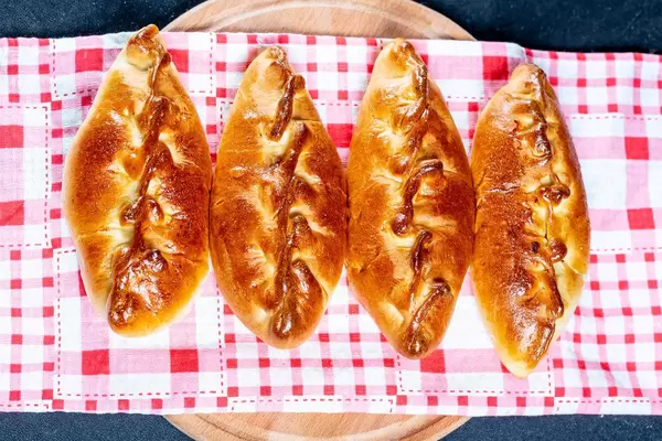 Gebackene Kuchen auf einem Küchentuch