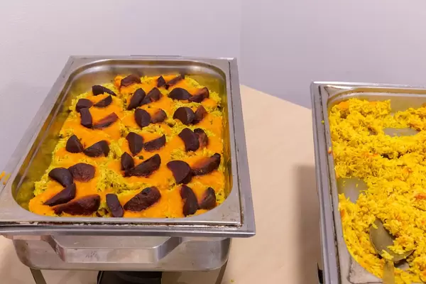 Gebackene scharfe rote Bete auf Dattelreis mit Ingwer-Möhren-Sauce