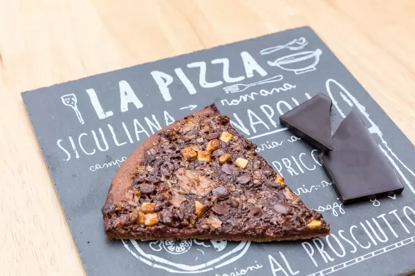 Gebackene Schokoladenpizza auf Schieferplatte